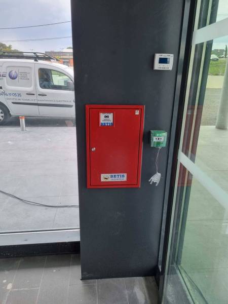 Installation de lanterneaux sur le toit d'un ALDI à Ales