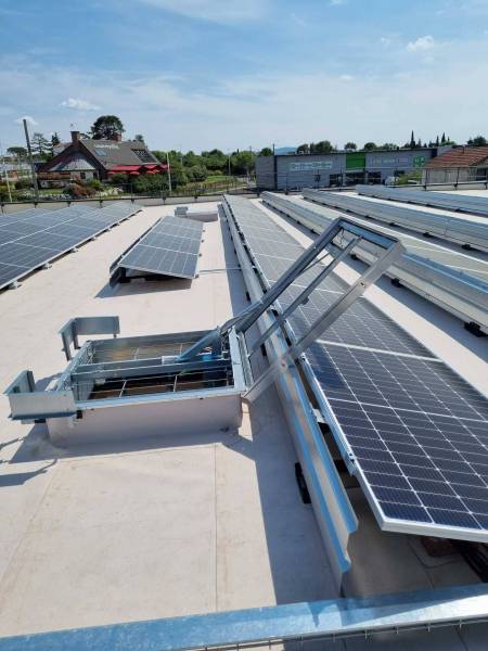 Installation de lanterneaux sur le toit d'un ALDI à Ales