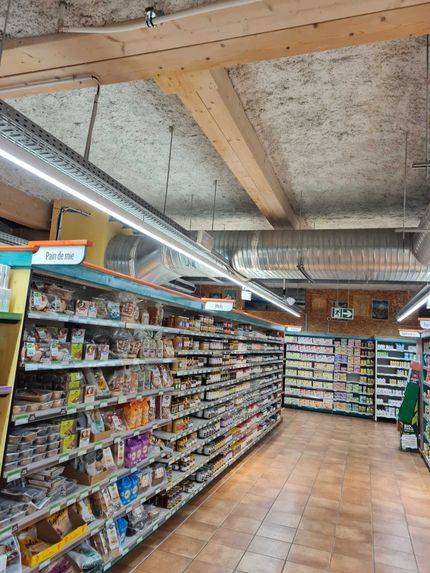 Gaine dans les rayons du magasin Satoriz Crolles